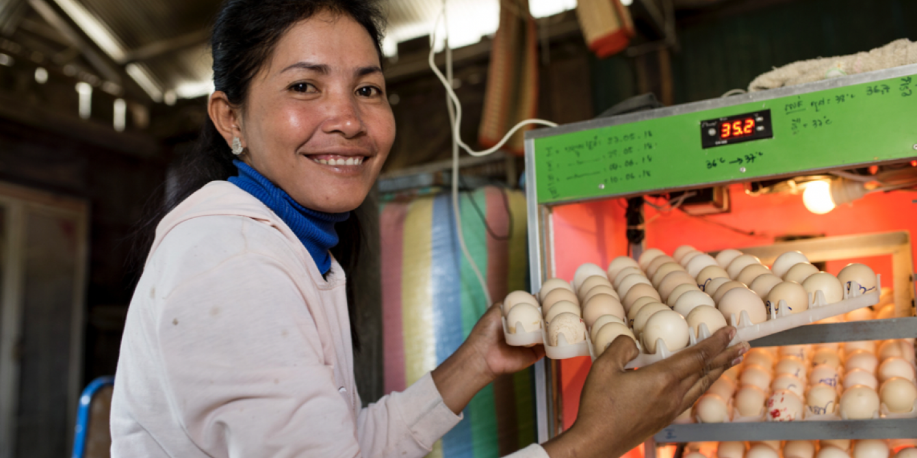 Chhin Saren, 33, is a farmer and a businesswoman in Pit Rang Village in Cambodia. Aside from growing vegetables, she also sells broiler chicken to other farmers. She earns roughly U$ 2,000 yearly from her poultry business. (Photo: Savann Oeurm/Oxfam)